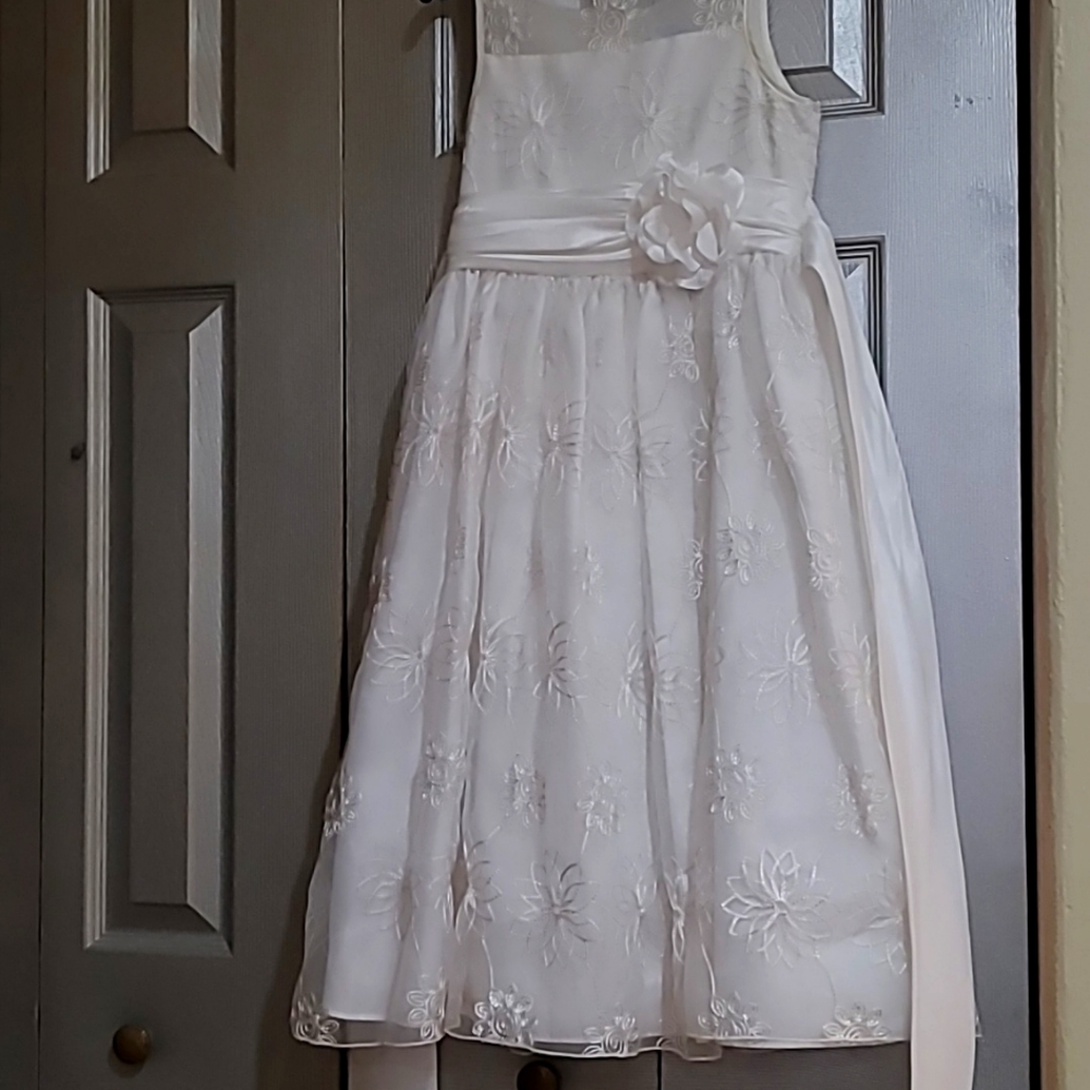 Picture Perfect by Sweetheart Rose, Girls  White Dress, Size 10.